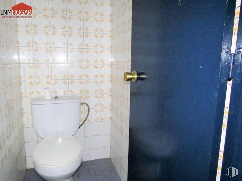 Retail for sale at Zona Huerta del Marqués, Arévalo, Ávila, 05200 with toilet, plumbing fixture, toilet seat, bathroom, purple, fixture, line, wall, plumbing and material property around