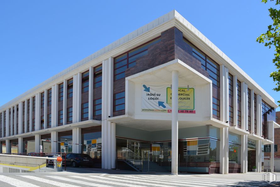 Oficina en alquiler en Edificio 2, Paseo de Europa, 26, San Sebastián de los Reyes, Madrid, 28700 con edificio, cielo, ventana, arquitectura, casa, sombra, edificio comercial, fachada, bienes raíces y árbol alrededor