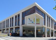 Oficina en alquiler en Edificio 2, Paseo de Europa, 26, San Sebastián de los Reyes, Madrid, 28700 con edificio, cielo, ventana, arquitectura, casa, sombra, edificio comercial, fachada, bienes raíces y árbol alrededor