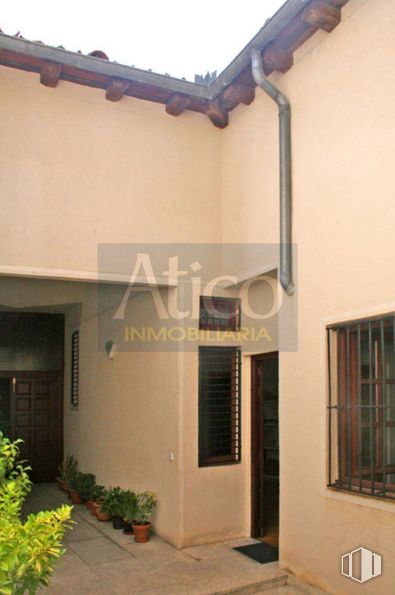 Office for sale at Plaza San Esteban, Segovia, 40003 with window, building, wood, fixture, font, facade, glass, signage, rectangle and metal around