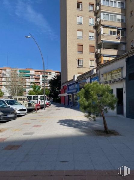 Local en alquiler en Calle Simón Hernández, 48, Móstoles, Madrid, 28931 con coche, edificio, luz de la calle, ventana, planta, durante el día, cielo, vehículo, infraestructura y superficie de la carretera alrededor