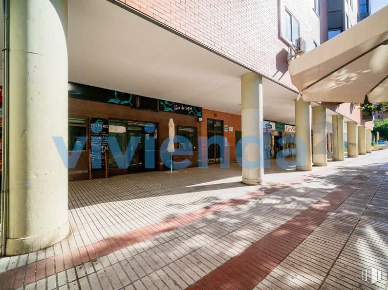 Retail for sale at Calle Arcos, San Blas - Canillejas, Madrid, 28032 with building, road surface, line, wall, urban design, sidewalk, shade, facade, tints and shades and city around