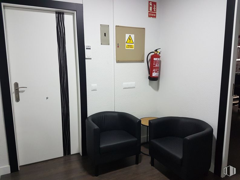 Office for rent at Calle Ronda del Poniente, Torrejón de Ardoz, Madrid, 28850 with chair, door, table, fire extinguisher, fixture, line, gas, room, machine, event and flooring around