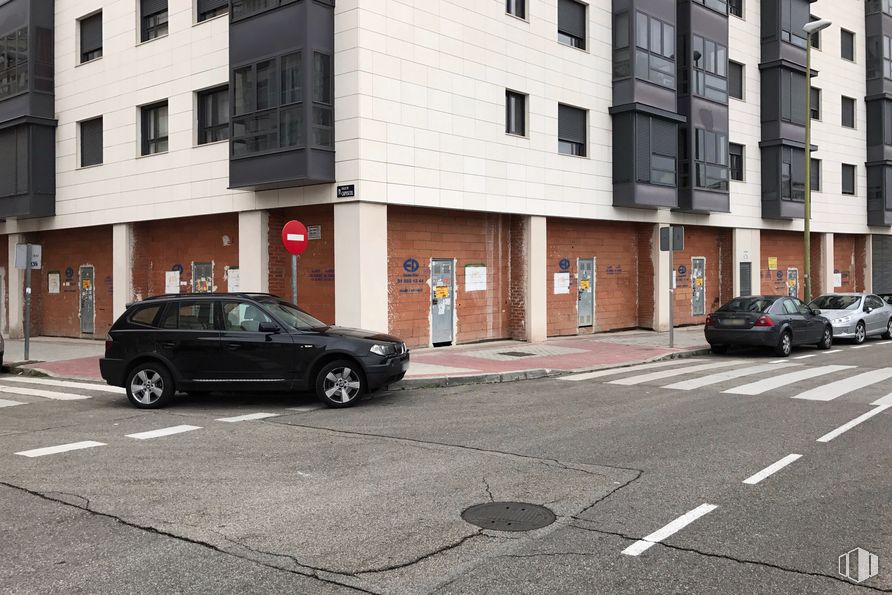 Retail for sale & for rent at Calle Rabanal del camino, 15, Fuencarral - El Pardo, Madrid, 28050 with car, building, automotive parking light, tire, wheel, window, vehicle, property, motor vehicle and road surface around