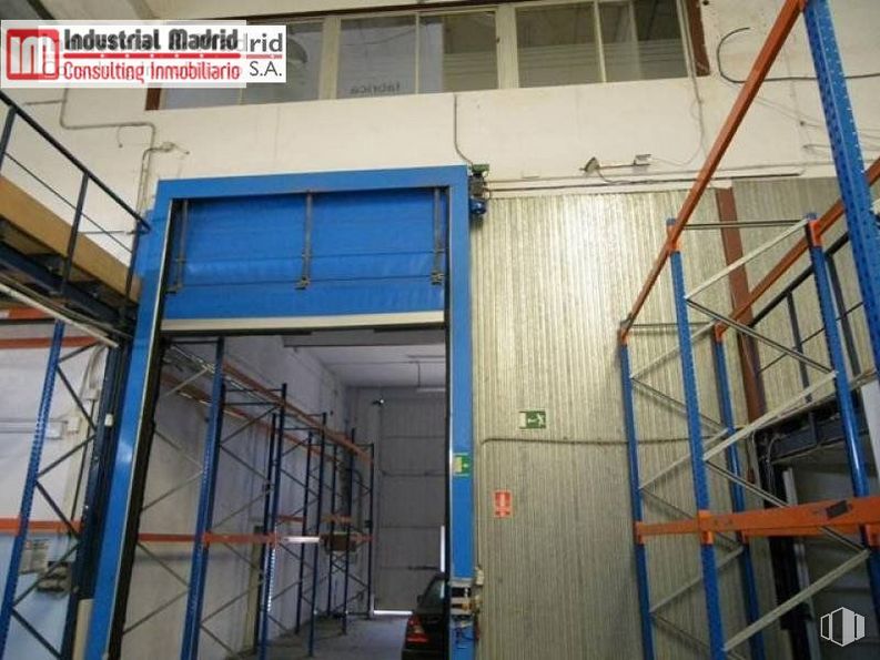 Nave en alquiler y venta en Polígono Industrial El Guijar, Arganda del Rey, Madrid, 28500 con accesorio, edificio, material compuesto, gas, fachada, ingeniería, material de construcción, metal, escalera y azul eléctrico alrededor