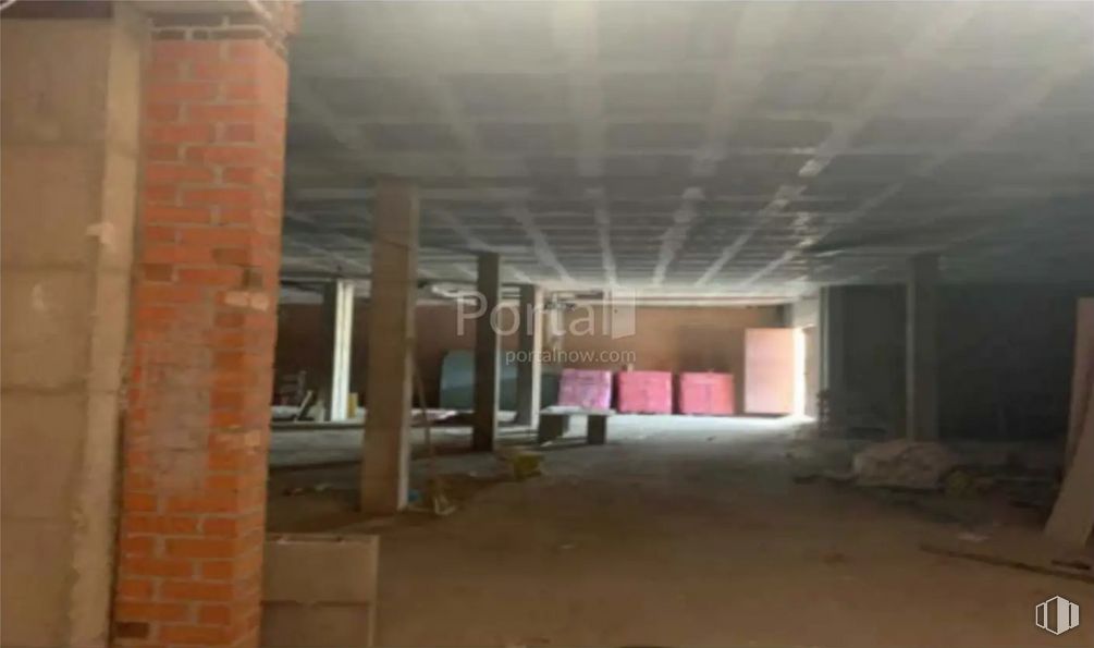 Retail for sale at Calle Rejero Lorenzo de Ávila, 2, Ávila, 05004 with hall, fixture, flooring, building material, wood, composite material, ceiling, concrete, event and brick around