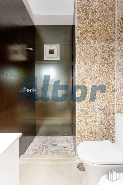 Local en venta en Calle Andrés Mellado, Chamberí, Madrid, 28015 con inodoro, accesorios de fontanería, grifo, cuarto de baño, rectángulo, edificio, suelos, suelo, puerta y madera alrededor