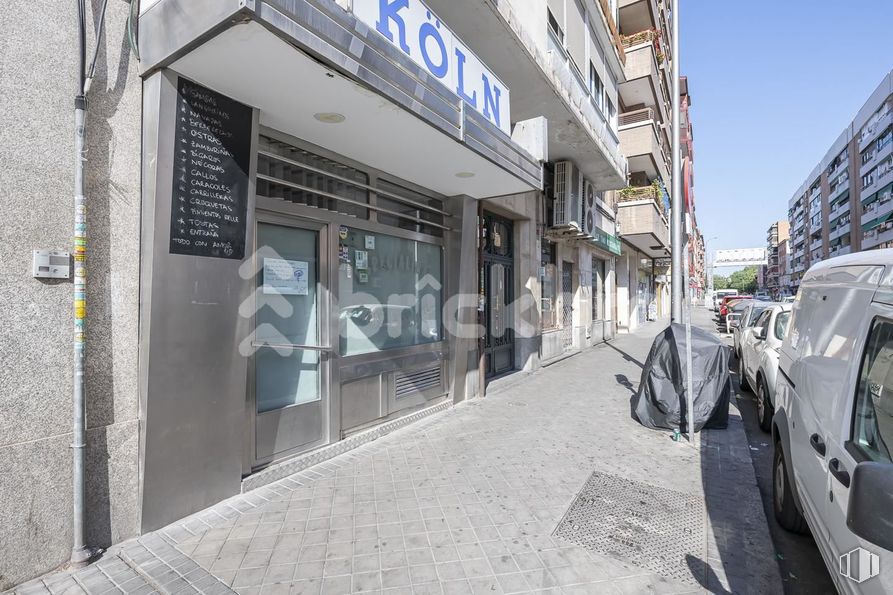 Retail for sale at Paseo Quince de Mayo, 3, Carabanchel, Madrid, 28019 with car, tire, wheel, building, window, automotive tire, automotive lighting, vehicle, motor vehicle and city around