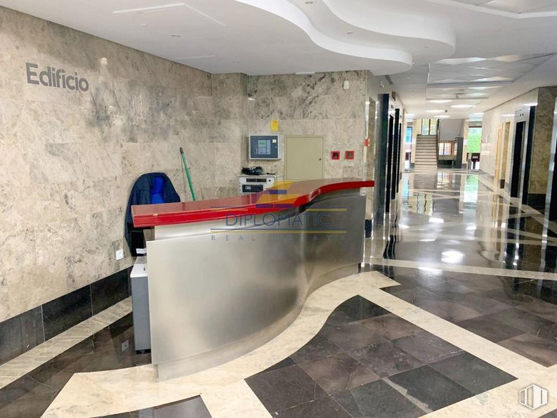 Office for sale & for rent at Zona Las Matas, Las Rozas de Madrid, Madrid, 28290 with fixture, interior design, building, door, floor, flooring, skatepark, hall, ceiling and wood around