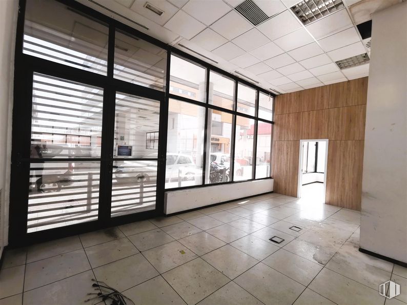 Oficina en alquiler en Calle Haya, Carabanchel, Madrid, 28044 con puerta, accesorio, madera, interiorismo, ventana, hall, suelo, suelos, inmobiliario y vidrio alrededor