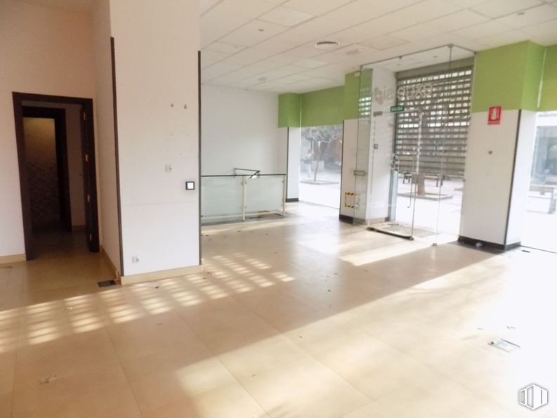 Retail for rent at Plaza Encuentro, 3, Moratalaz, Madrid, 28030 with flooring, floor, composite material, tile flooring, ceiling, glass, tile, transparency, building material and cleanliness around