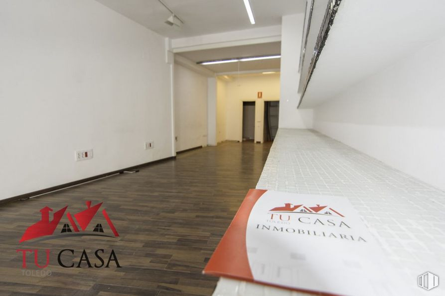 Retail for rent at Casco histórico, Toledo, 45002 with packaged goods, fixture, interior design, flooring, floor, wall, wood, hall, font and composite material around