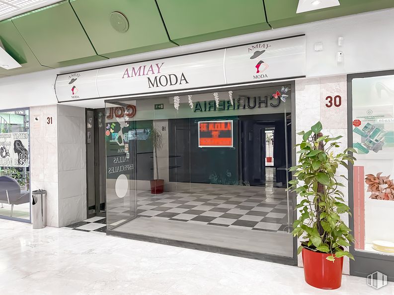 Local en alquiler y venta en  Centro comercial Los Valles, Avenida Príncipes de España, 45, Coslada, Madrid, 28820 con planta de interior, maceta, edificio, planta, puerta, accesorio, gas, fachada, material compuesto y puerta corredera alrededor