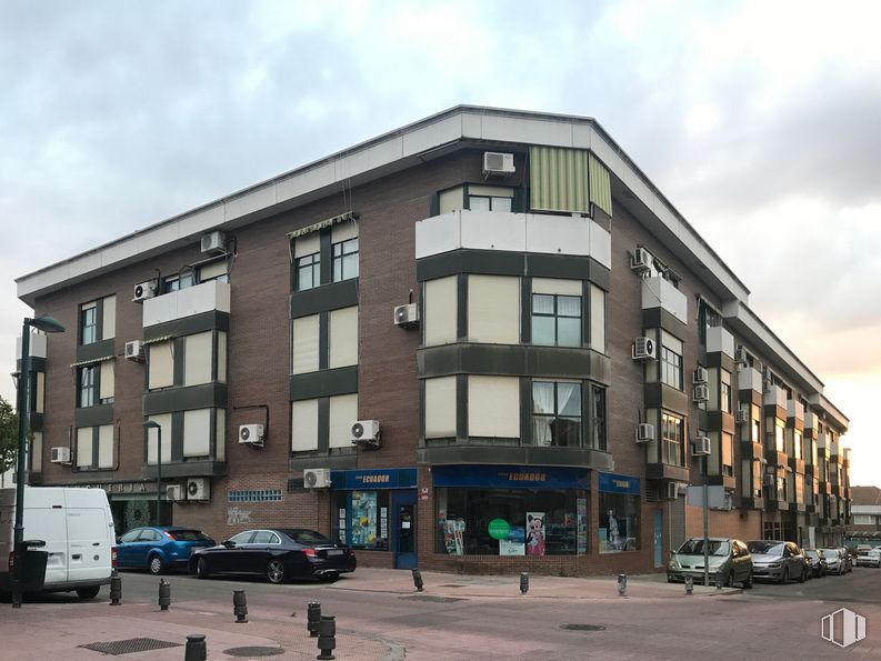 Local en alquiler en Calle Nazario Calonge, 22, San Fernando de Henares, Madrid, 28830 con edificio, coche, rueda, cielo, neumático, vehículo terrestre, nube, vehículo, ventana y condominio alrededor