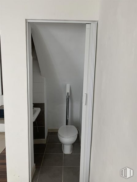 Retail for sale & for rent at Calle Enrique Larreta, 1, Ávila, 05001 with toilet, plumbing fixture, bathroom, toilet seat, wood, fixture, flooring, floor, household supply and door around