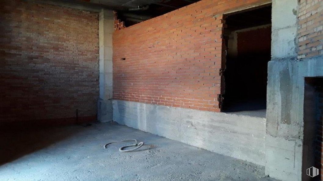 Retail for sale at Avenida Mediterráneo, Arganda del Rey, Madrid, 28500 with window, animal, building, wood, floor, house, composite material, brick, gas and brickwork around