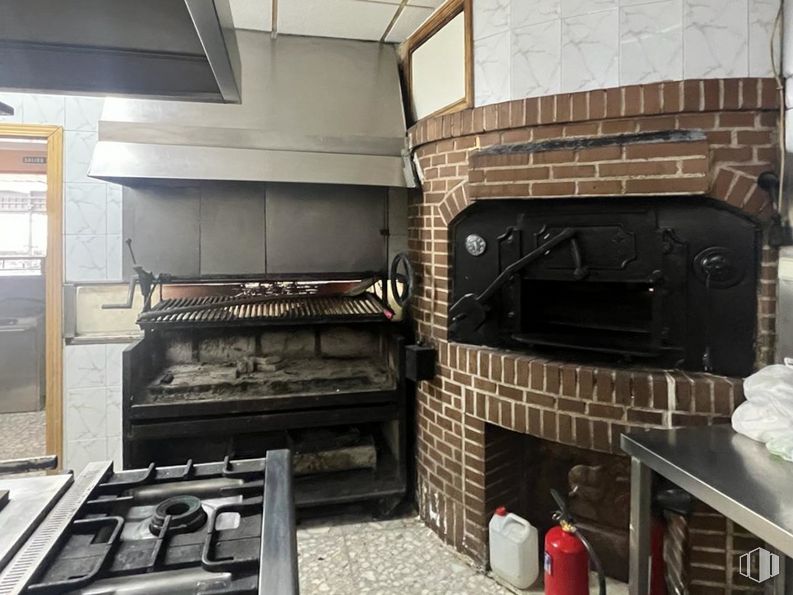 Local en alquiler y venta en Calle Manantial, Fuenlabrada, Madrid, 28942 con chimenea, estufa de gas, electrodoméstico, estufa de cocina, hogar, aparato de cocina, estufa, diseño de interiores, madera y edificio alrededor