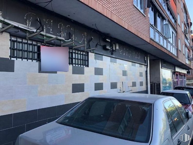 Local en alquiler en Paseo Extremadura, Alcorcón, Madrid, 28921 con coche, luz de estacionamiento, vehículo terrestre, vehículo, ventana, capó, diseño automovilístico, vehículo de motor, edificio y iluminación del automóvil alrededor