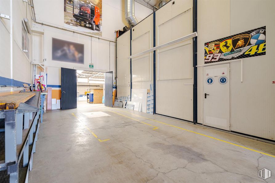 Nave en venta en Polígono Industrial La Garena, Alcalá de Henares, Madrid, 28806 con puerta, edificio, gas, suelos, casa, máquina, asfalto, publicidad, fachada y techo alrededor