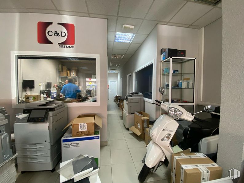 Retail for sale at Paseo de Santo Tomás, Ávila, 05003 with printer, person, tire, wheel, furniture, shipping box, clothing, box, building and desk around