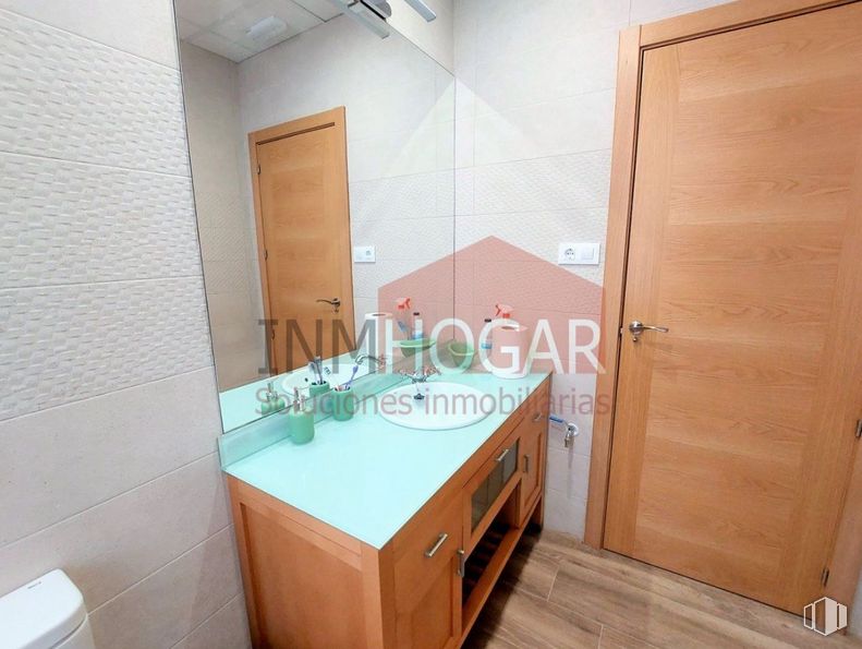 Retail for sale at Zona Sur, Ávila, 05002 with cabinetry, door, mirror, tap, bathroom cabinet, building, sink, bathroom, fixture and wood around