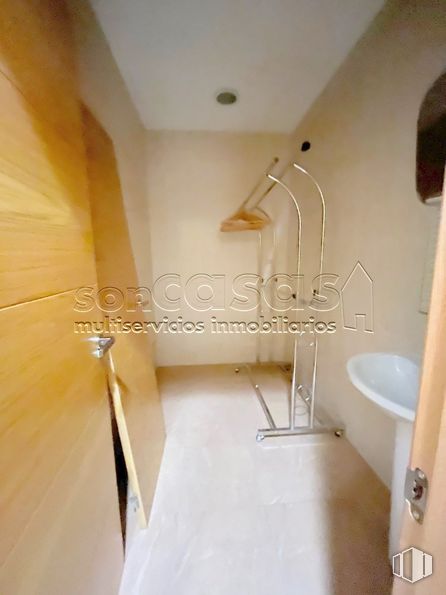 Local en alquiler en Zona Timón, Barajas, Madrid, 28042 con fregadero, grifo, accesorio de fontanería, edificio, fluido, baño, casa, cabezal de ducha, diseño de interiores y bañera alrededor