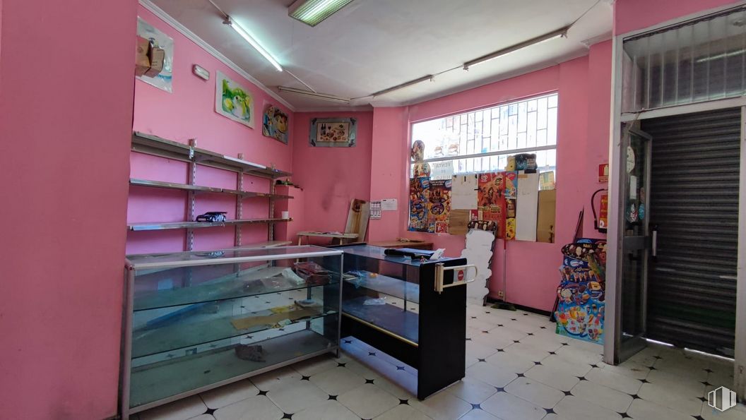 Retail for rent at Calle Arroyo Bueno, Villaverde, Madrid, 28021 with furniture, shelf, interior design, shelving, flooring, floor, wall, real estate, magenta and ceiling around