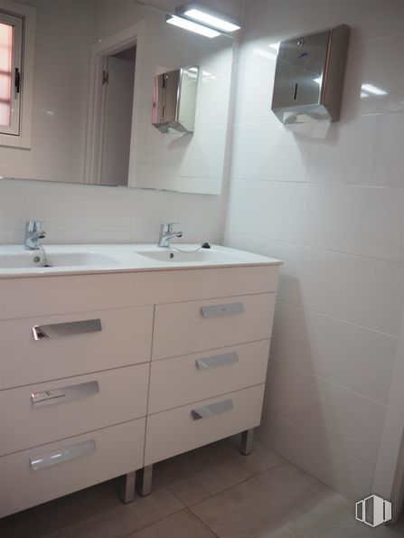 Oficina en alquiler en Calle Zurbano, Chamberí, Madrid, 28010 con cajonera, mueble de baño, ebanistería, espejo, fregadero, grifo, mueble, lavabo, accesorios de fontanería y cajón alrededor