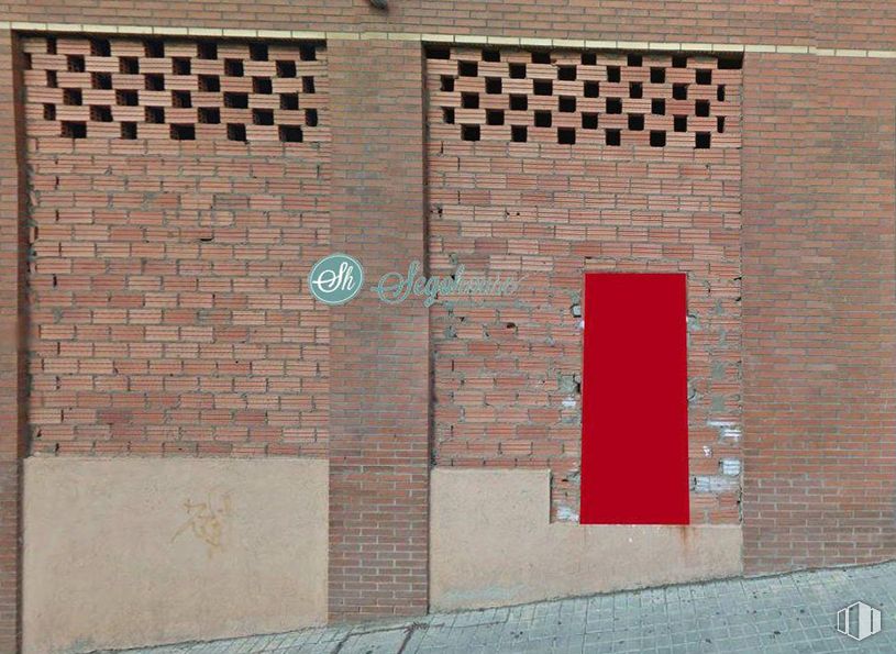 Retail for sale at Calle Cardadores, Segovia, 40004 with window, rectangle, brickwork, brick, building material, road surface, composite material, font, symmetry and tints and shades around