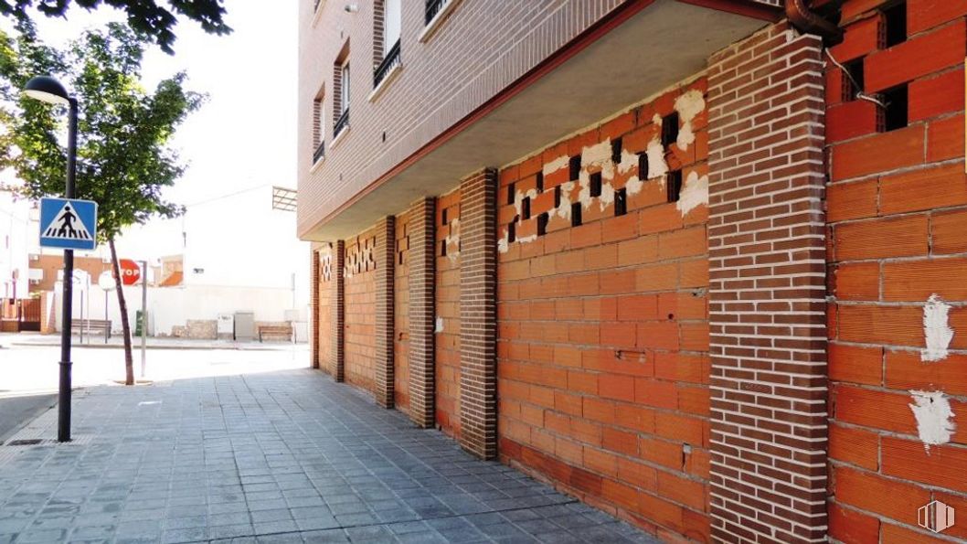 Retail for sale at Calle Rio Sorbe, Azuqueca de Henares, Guadalajara, 28013 with building, window, brickwork, brick, road surface, tree, wood, residential area, facade and sidewalk around