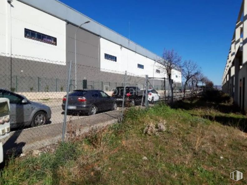 Land for sale at Calle Vega del Tajo, Guadalajara, 19209 with car, building, tire, automotive parking light, wheel, plant, sky, vehicle, automotive tire and tree around