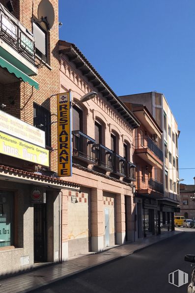 Retail for rent at Calle Condes de Fuensalida, 15, Fuensalida, Toledo, 45510 with window, building, sky, architecture, urban design, condominium, road surface, residential area, wheel and commercial building around