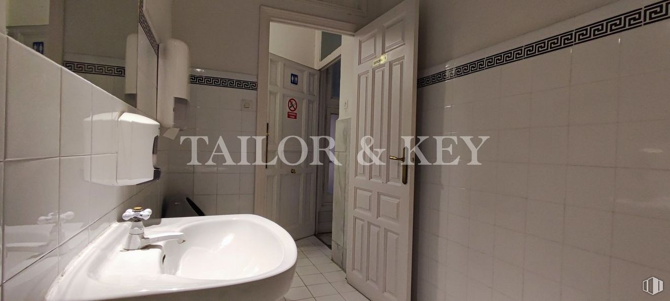 Office for rent at Calle Mayor, Centro, Madrid, 28013 with sink, property, tap, plumbing fixture, bathroom, fixture, bathroom sink, floor, door and plumbing around