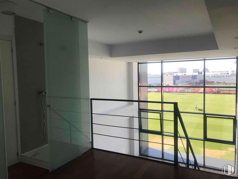 Oficina en venta en Zona San Sebastián de los Reyes, San Sebastián de los Reyes, Madrid, 28700 con accesorio, puerta, sombra, valla, suelo, suelos, madera, tintes y matices, vidrio y edificio alrededor