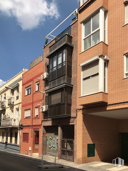 Local en alquiler en Calle Sanz Raso, 49, Puente de Vallecas, Madrid, 28038 con edificio, ventana, marrón, nube, cielo, accesorio, luz de la calle, diseño urbano, condominio y ladrillo alrededor