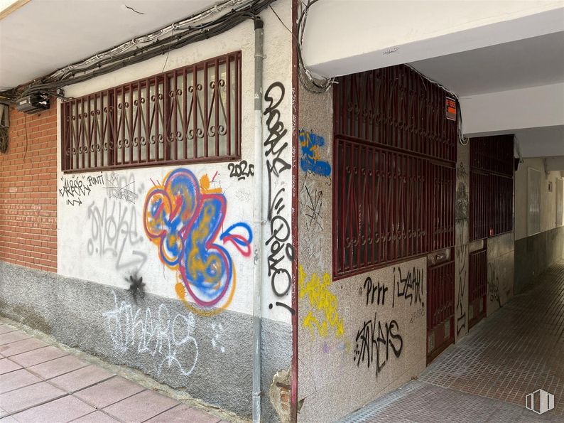 Retail for sale at Casco urbano, Alcobendas, Madrid, 28100 with window, paint, fixture, handwriting, art, graffiti, building, font, house and facade around