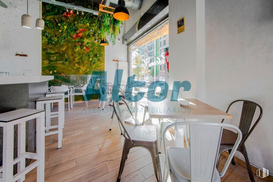 Retail for sale & for rent at Calle Barrilero, Retiro, Madrid, 28007 with chair, stool, light fixture, furniture, interior design, flooring, restaurant, floor, kitchen & dining room table and cafeteria around