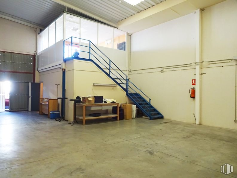 Nave en venta en Poligono Industrial la Carrehuela , Valdemoro, Madrid, 28341 con mesa, accesorio, madera, pasillo, piso, suelo, ventana, silla, madera y vidrio alrededor