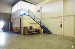 Nave en venta en Poligono Industrial la Carrehuela , Valdemoro, Madrid, 28341 con mesa, accesorio, madera, pasillo, piso, suelo, ventana, silla, madera y vidrio alrededor