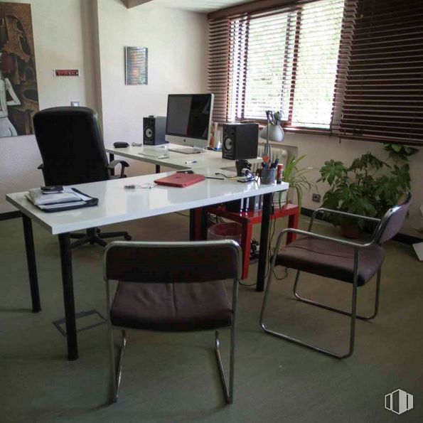 Office for rent at Calle Sánchez Barcaiztegui, 36, Retiro, Madrid, 28007 with chair, computer monitor, table, computer, personal computer, office chair, furniture, property, plant and computer desk around