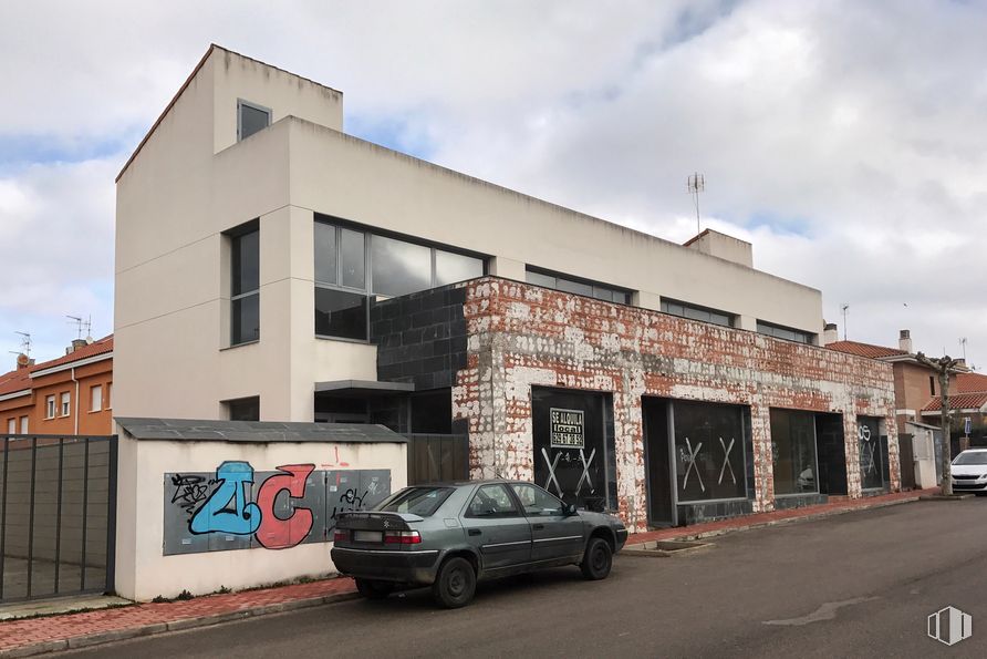 Retail for sale & for rent at Calle Soria, 1, Torrejón del Rey, Guadalajara, 19174 with car, building, automotive parking light, cloud, sky, vehicle, tire, wheel, motor vehicle and window around