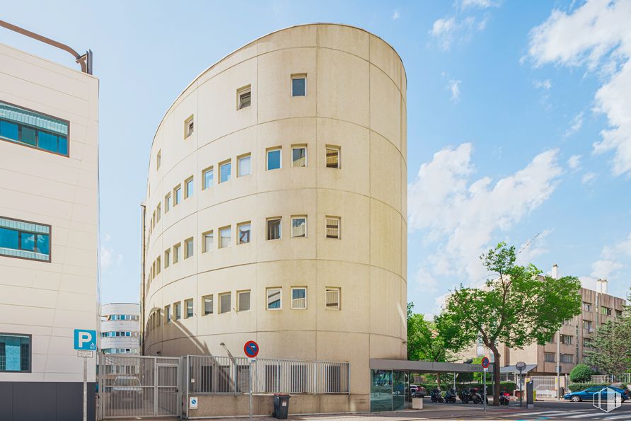 Oficina en alquiler en Edificio Proa, Calle Santa María Magdalena, 14, Chamartín, Madrid, 28016 con edificio, ventana, cielo, nube, bloque de torres, árbol, diseño urbano, edificio comercial, condominio y gas alrededor