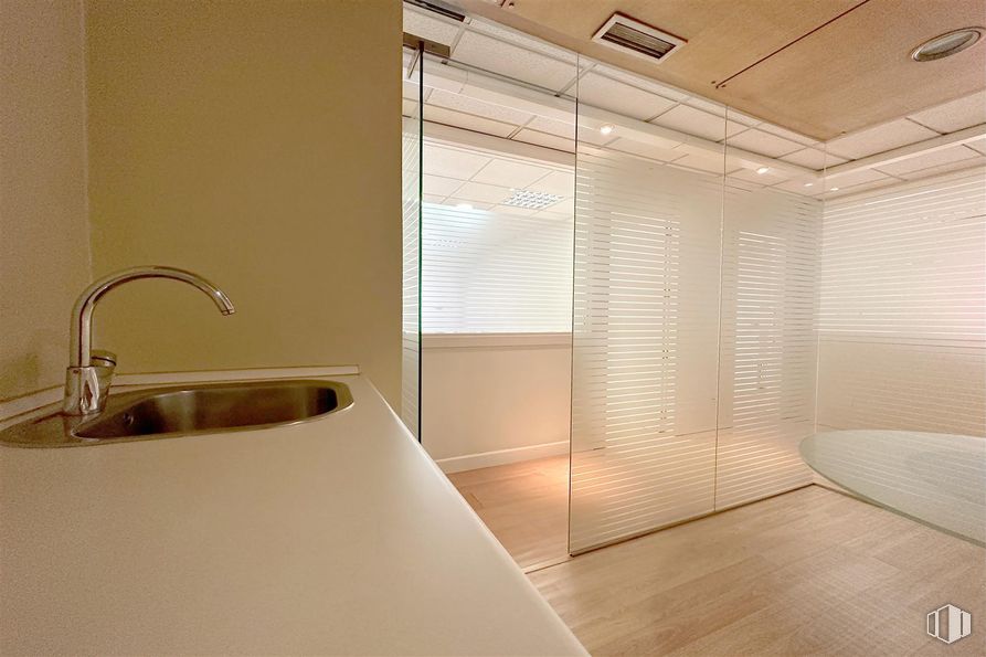 Office for rent at Avenida América, Salamanca, Madrid, 28002 with tap, wall, flooring, wood, interior design, floor, ceiling, lighting, window covering and glass around