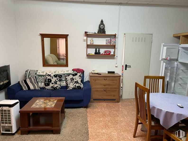 Nave en venta en Calle Gonzalo Chacón, Aranjuez, Madrid, 28300 con mesa de cocina y comedor, silla, cajonera, sofá, puerta, mesa, mueble, mesa de centro, espejo y ebanistería alrededor