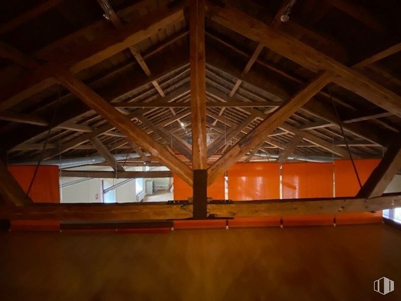 Office for rent at Zona Avenida Europa, Toledo, 45003 with bridge, wood, beam, hardwood, symmetry, tints and shades, ceiling, flooring, roof and triangle around