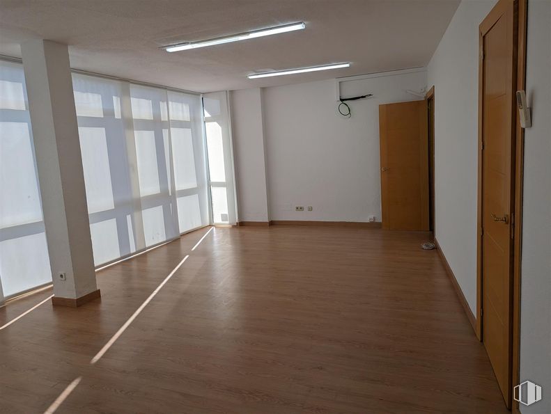 Oficina en alquiler en Calle Gran Vía, 28, Majadahonda, Madrid, 28220 con puerta, lámpara, alumbrado, suelo, suelos, madera, suelos de madera, suelo laminado, interiorismo y suelo de baldosas alrededor