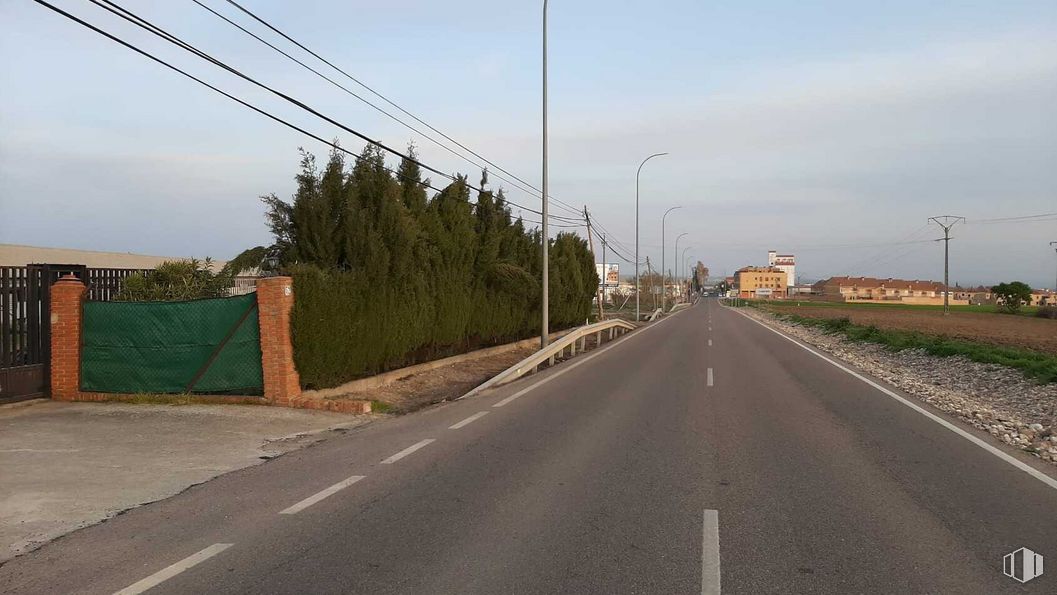 Industrial for rent at Avenida Doctor Fleming, 52, Yuncos, Toledo, 45210 with sky, cloud, plant, street light, road surface, asphalt, tree, tar, electricity and slope around