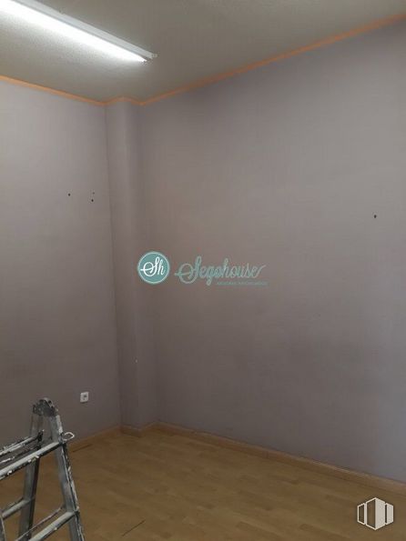 Retail for sale at Zona El Salvador, Segovia, 40004 with wood, building, flooring, floor, fixture, material property, ladder, paint, ceiling and stairs around