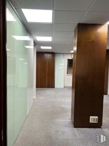 Oficina en alquiler en Calle Jorge Juan, 30, Salamanca, Madrid, 28001 con puerta, mueble, accesorio, madera, suelo, suelos, edificio, techo, exterior del automóvil y madera dura alrededor