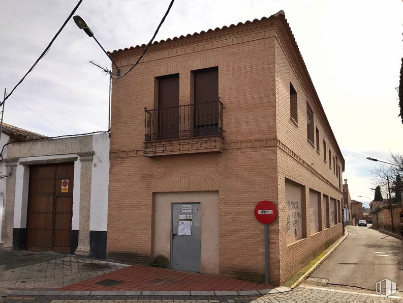 Retail for rent at Calle Moral, 1, Burguillos de Toledo, Toledo, 45112 with door, window, building, sky, wood, fixture, tree, house, electricity and cloud around